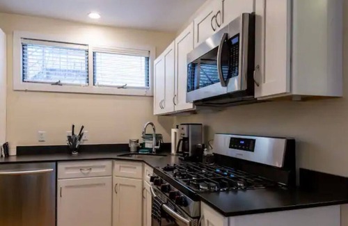 Central Square Apartamento | Quiet, private 1 bedroom garden apt near Harvard/MIT, sleeps 4 adults + 1 infant