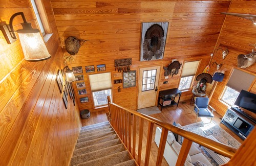 Quitman Cabina | Quiet, Private Lodge with Loft, 2 Beds & Fireplace