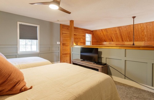 Quitman Cabina | Quiet, Private Lodge with Loft, 2 Beds & Fireplace