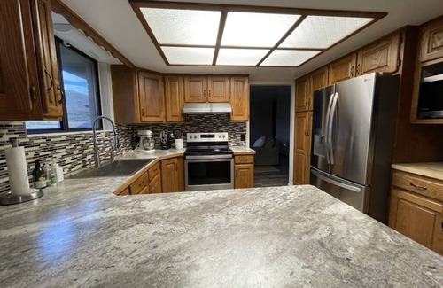 Dingle Otro | Quiet & Relaxing Farm Home/15 min from lake/ Big Yard/ Fun Games