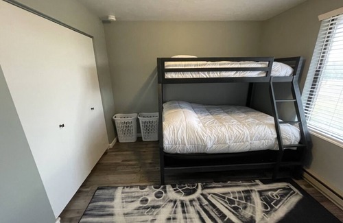 Dingle Otro | Quiet & Relaxing Farm Home/15 min from lake/ Big Yard/ Fun Games