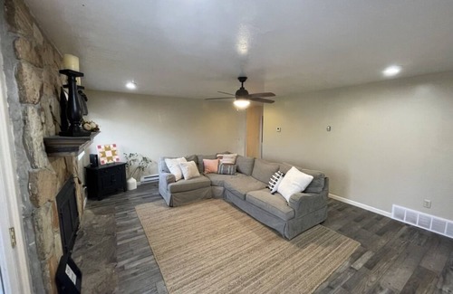 Dingle Otro | Quiet & Relaxing Farm Home/15 min from lake/ Big Yard/ Fun Games