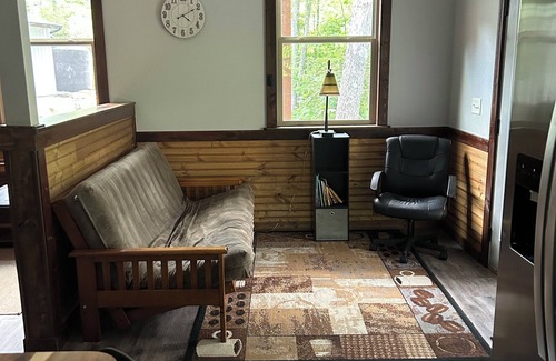 Dunlap Apartamento | Quiet, relaxing, Guest House with large porch on Cagle Mountain in Dunlap, Tn.