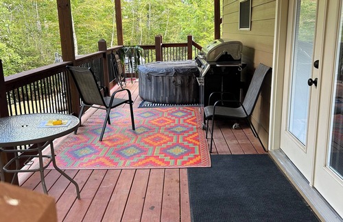 Dunlap Apartamento | Quiet, relaxing, Guest House with large porch on Cagle Mountain in Dunlap, Tn.