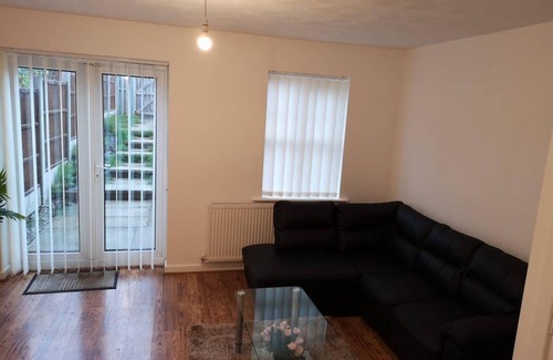 Manchester Casa | Quiet Residential Area, Within Easy Reach to Town