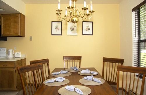 Pinetop Villa | Tranquilo Resort Villa Bellamente ajardinada con garaje adjunto en Quality Hill