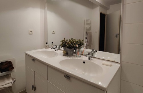 Fontaine-Bayonne-Cartoucherie Apartamento | Quiet room close to the center and the airport