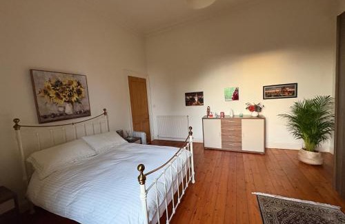 Merchiston Casa | Quiet room in vibrant Bruntsfield with private parking