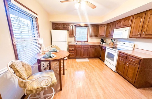 Evansville Casa | Quiet & Safe neighborhood. 3-Bedrooms, 2-bath, 2-car garage
