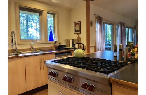 Marrowstone Casa | quiet sanctuary in woods, home w gourmet kitchen 1minute from ocean