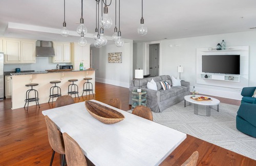 Radcliffeborough Condominio | Quiet Sanctuary, Light-filled & Spacious Condo