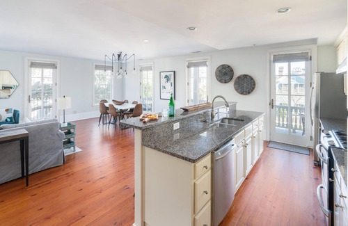 Radcliffeborough Condominio | Quiet Sanctuary, Light-filled & Spacious Condo