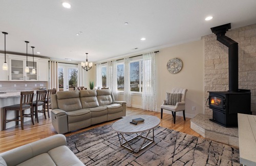 Carver Casa | Quiet, Secluded, High End Home Near PDX