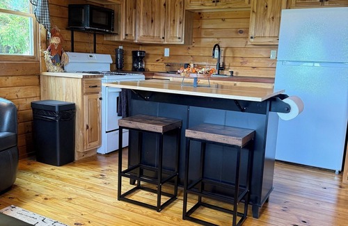 Delevan Cabina | Quiet Secluded Hilltop Log Cabin on a Gravel Road