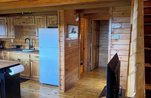 Delevan Cabina | Quiet Secluded Hilltop Log Cabin on a Gravel Road