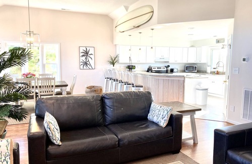 Croatan Beach Casa | Quiet Semi-Private Beach Located in an Upscale Neighborhood / Croatan