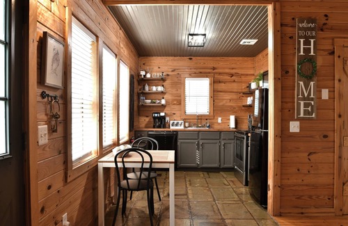 Eureka Springs Cabina | Quiet Serenity on 10 acres in Eureka Springs. Hoot Owl Cabin