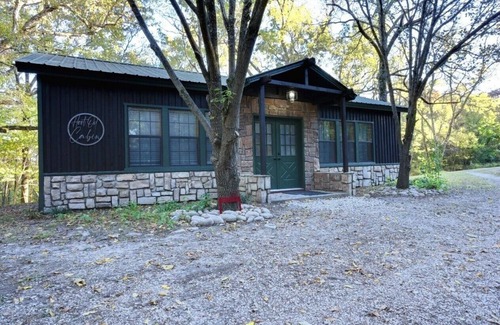 Eureka Springs Cabina | Quiet Serenity on 10 acres in Eureka Springs. Hoot Owl Cabin