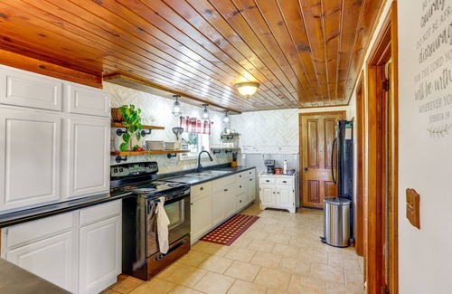 New Haven  Huron County Cabina | Quiet Shiloh Retreat w/ Spacious Yard & Fireplace!