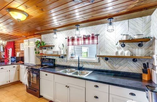 New Haven  Huron County Cabina | Quiet Shiloh Retreat w/ Spacious Yard & Fireplace!