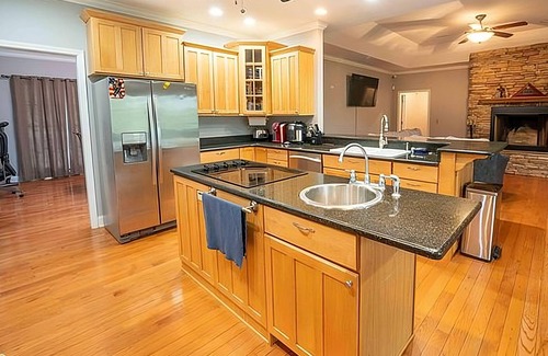 Walland Casa | Quiet Side Of The Smokey's (Upstairs unit)