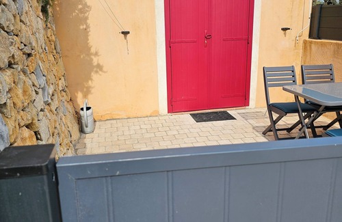 Le Revest-les-Eaux Casa | Quiet, small house in the hills above Toulon, close to all amenities.
