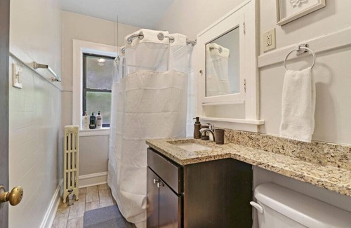 Ravenswood Apartamento | Quiet Spacious 2BR Apt walk to Train, near Shops