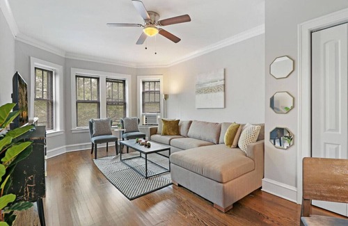 Ravenswood Apartamento | Quiet Spacious 2BR Apt walk to Train, near Shops