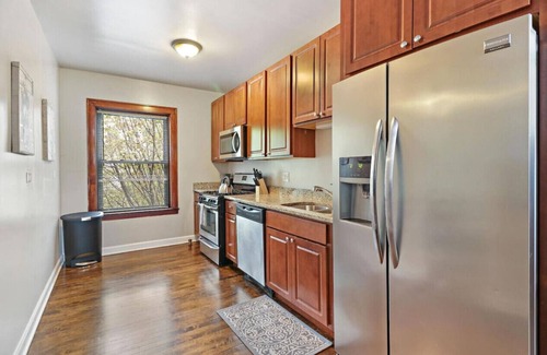 Ravenswood Apartamento | Quiet Spacious 2BR Apt walk to Train, near Shops