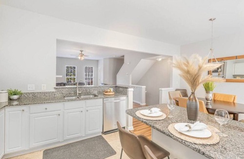 Long Lake Casa | Quiet Spacious Home- central to Airport, Crabtree & food