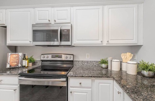 Long Lake Casa | Quiet Spacious Home- central to Airport, Crabtree & food