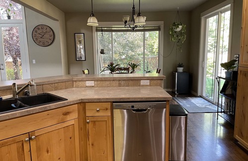 Mountain View Casa | Quiet, Spacious with Private Backyard and Garden. Comfy, full kitchen, games!