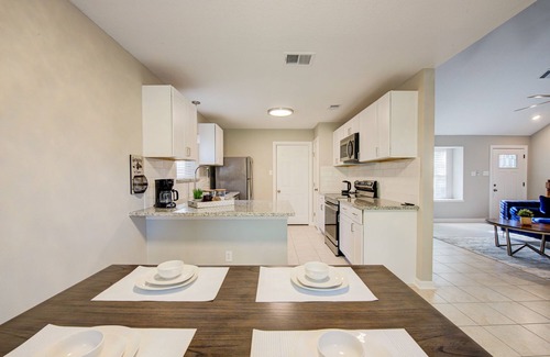 Spring Casa | Quiet Spring Spring Retreat, office, fast WiFi, 10 mins to International Airport