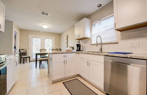 Spring Casa | Quiet Spring Spring Retreat, office, fast WiFi, 10 mins to International Airport