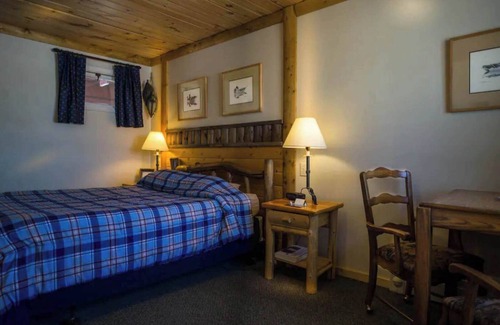 Rice Lake Cabina | Quiet stay on the lake in Room 8 - The Decoy Room - Curriers Lakeview Lodge