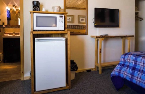 Rice Lake Cabina | Quiet stay on the lake in Room 8 - The Decoy Room - Curriers Lakeview Lodge