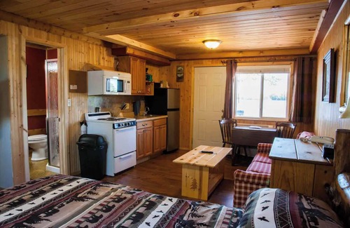 Rice Lake Cabina | Quiet stay on the lake in Room 4 - The Homestead - Curriers Lakeview Lodge