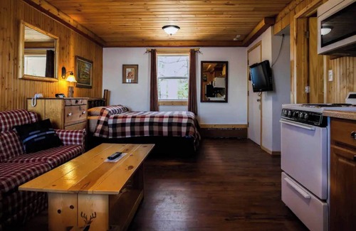 Rice Lake Cabina | Quiet stay on the lake in Room 4 - The Homestead - Curriers Lakeview Lodge