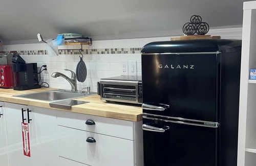 Olivia Apartamento | Quiet studio appt. above standalone garage - military/healthcare/TDY preferred