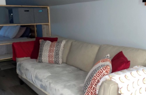 Olivia Apartamento | Quiet studio appt. above standalone garage - military/healthcare/TDY preferred