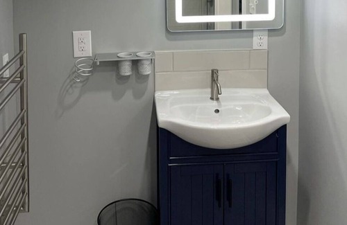 Olivia Apartamento | Quiet studio appt. above standalone garage - military/healthcare/TDY preferred