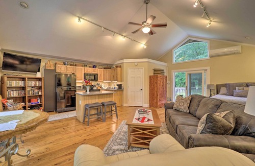 West Jefferson Apartamento | Quiet Studio Escape ~ 2 Mi to Blue Ridge Parkway!