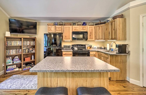 West Jefferson Apartamento | Quiet Studio Escape ~ 2 Mi to Blue Ridge Parkway!
