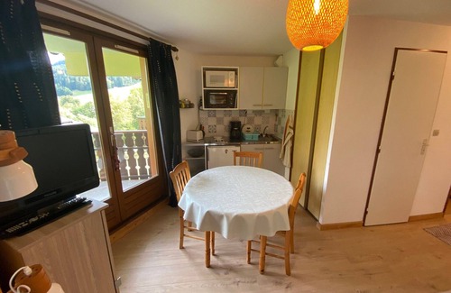 Abondance Apartamento | ¡Acogedor estudio con balcón y estacionamiento cubierto en zona tranquila!