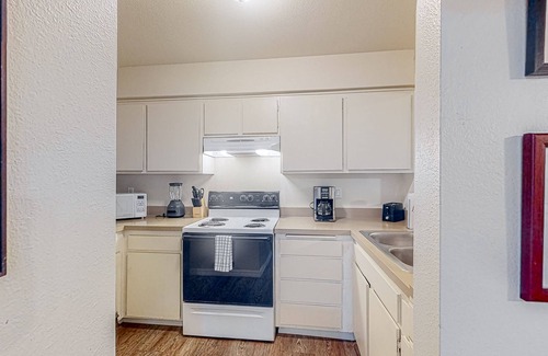 Mission Valley Apartamento | Quiet studio with shaded patio, pool, hot tub & perfect central location