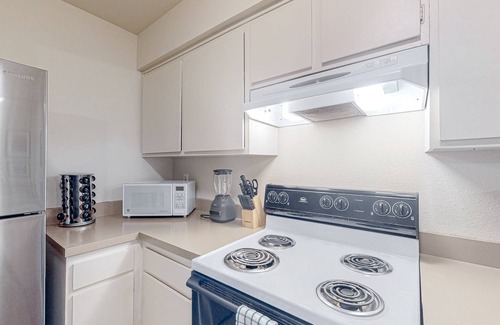 Mission Valley Apartamento | Quiet studio with shaded patio, pool, hot tub & perfect central location