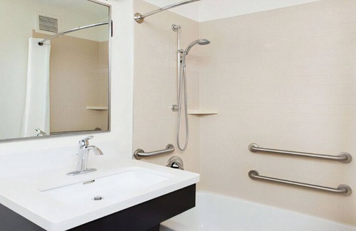 Earth City Casa | Quiet Stunning Space with Homelike Amenities