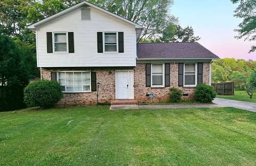 Harrisburg Casa | Spacious Home. 20 minutes from Uptown Charlotte, NC.