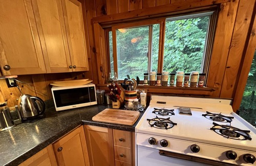 Mount Vernon Casa | Quiet three bedroom lakefront retreat with over an acre, and 250 feet lakefront!