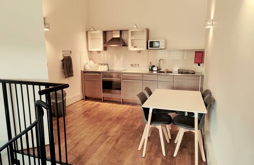 Dewsbury Apartamento | QUIET TRAIN STATION APARTMENT WITH BALCONY | GYM | SECURE FREE SHELTERED PARKING